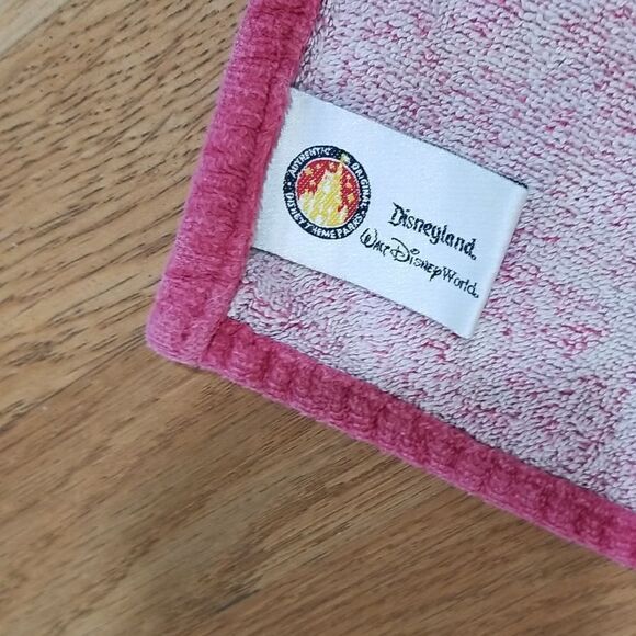 Vintage 2007  Disneyland Exclusive resort  Beach Towel  Large - Picture 9 of 10